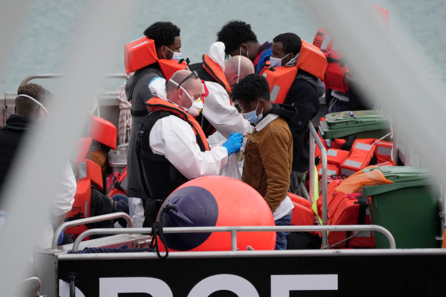Migranter på väg över Engelska kanalen tas om hand.
