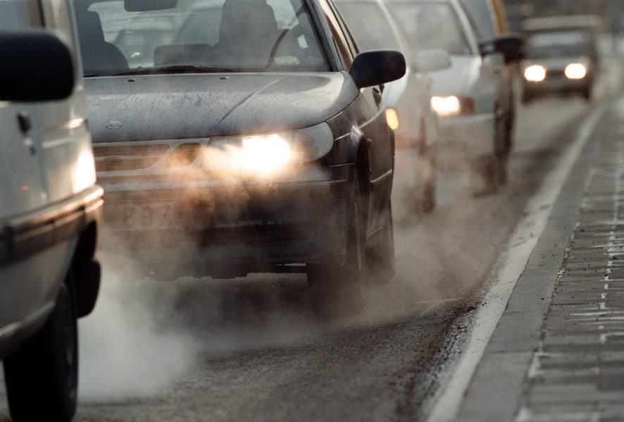 Utsläpp från trafiken är en av de största källorna till föroreningar i luften.