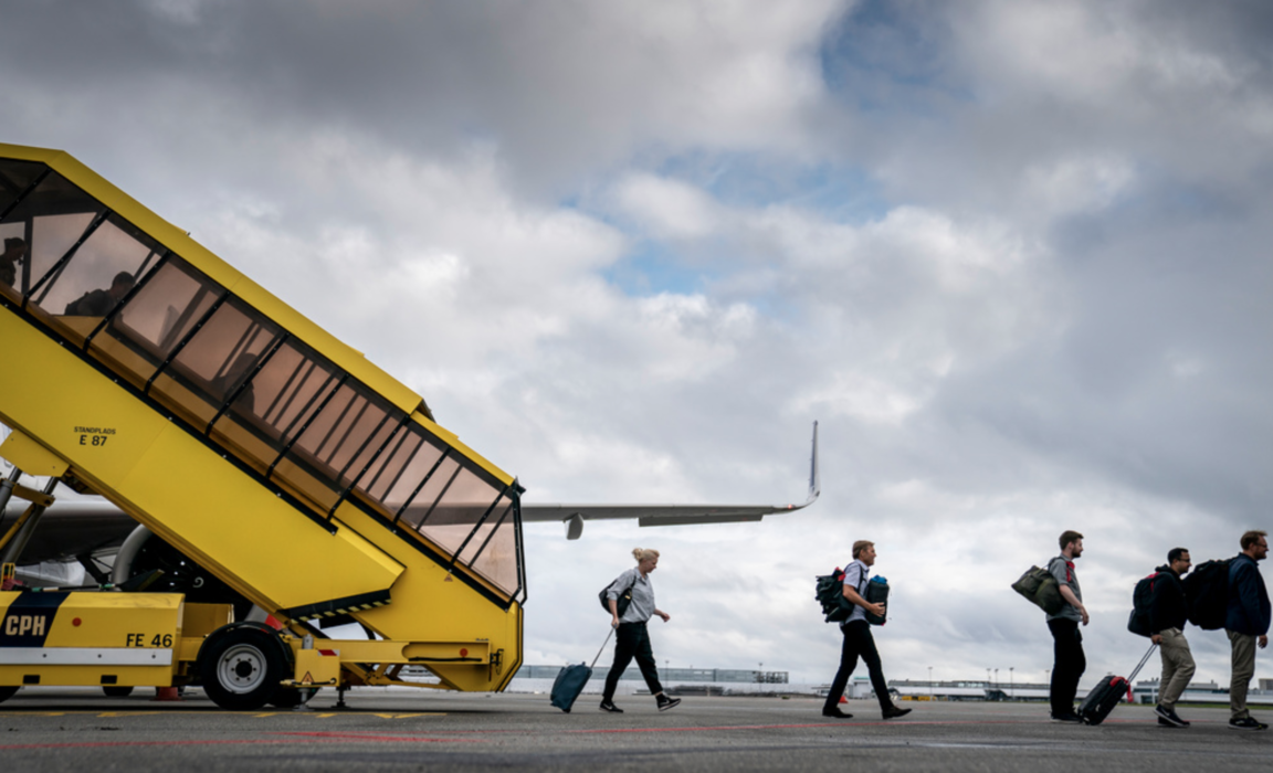 Passagerare från det sista danska planet från Afghanistan går i land i Köpenhamn den 27 augusti.