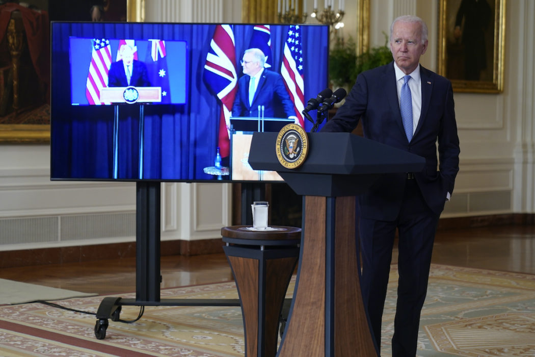 USA:s president Joe Biden, Australiens premiärminister Scott Morrison på skärm i mitten och Storbritanniens premiärminister Boris Johnson till vänster, håller en gemensam presskonferens om bildandet av en ny säkerhetspakt.