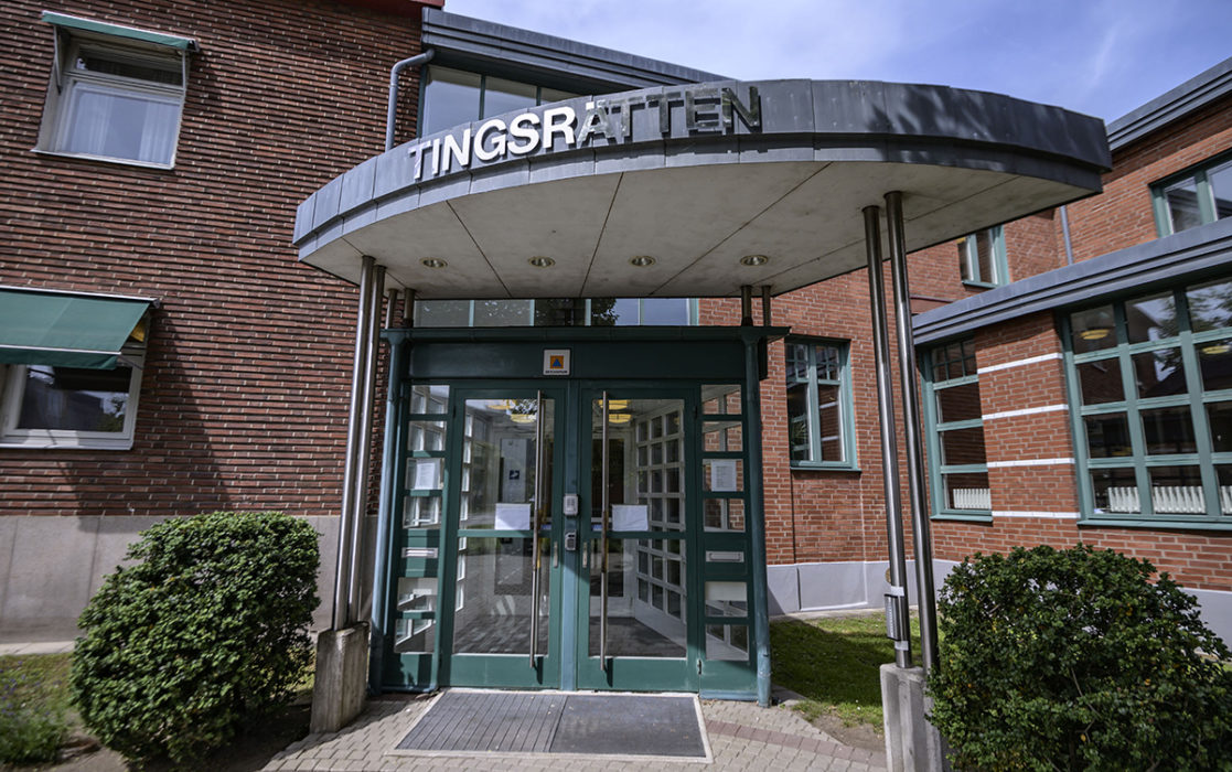 Tre NMR-medlemmar döms för grov skadegörelse mot två romska minnesmärken.