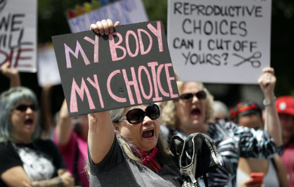 Texas har antagit en lag som förbjuder kvinnor att göra abort efter graviditetsvecka sex.