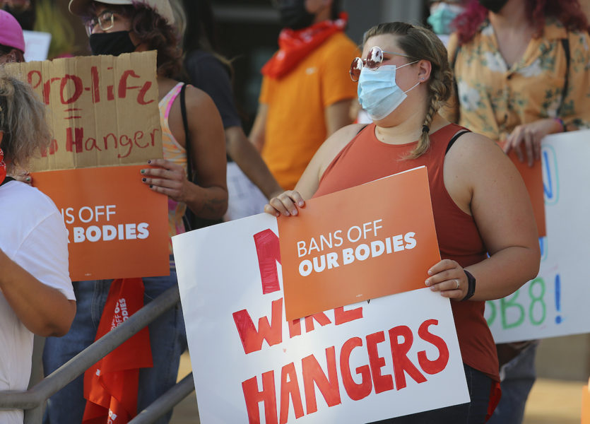 Texasbor demonstrerar för aborträtten i staden Edinburg efter att förbudet trätt i kraft på onsdagen.