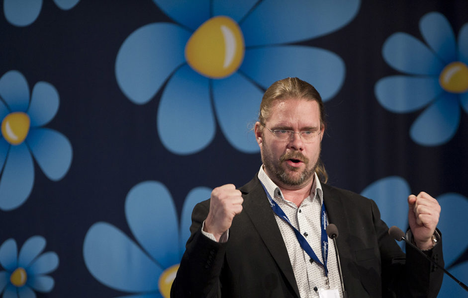 Jörgen Fogelklou i talarstolen under Sverigedemokraternas landsdagar i Lund 2015.
