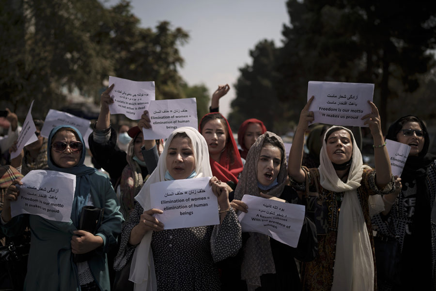 Kvinnor demonstrerar för sina rättigheter efter talibanernas maktövertagande.