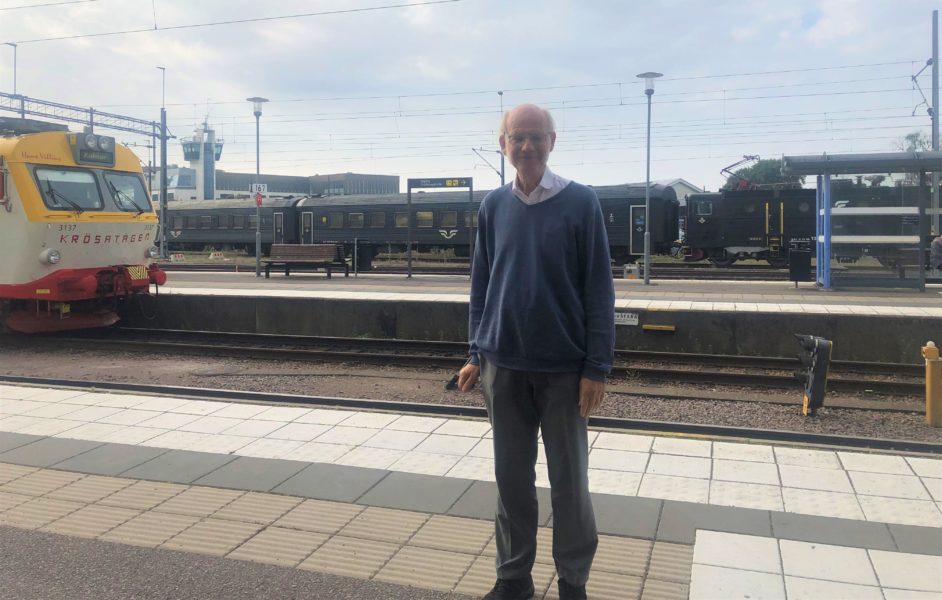 71-årige Ivar Karlsson har bokat tusentals biljetter till kontinenten och är ett stort fan av tågresor eftersom det är ett roligt och socialt sätt att färdas, men också mer klimatvänligt.