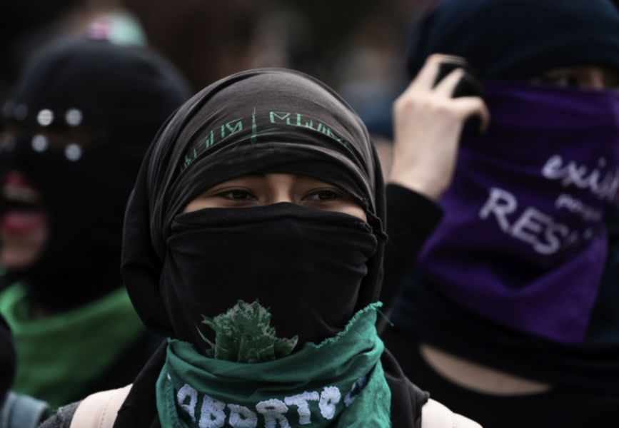 Kvinnorättsaktivister vid en demonstration mot ett abortförbud i Mexico City 2020.