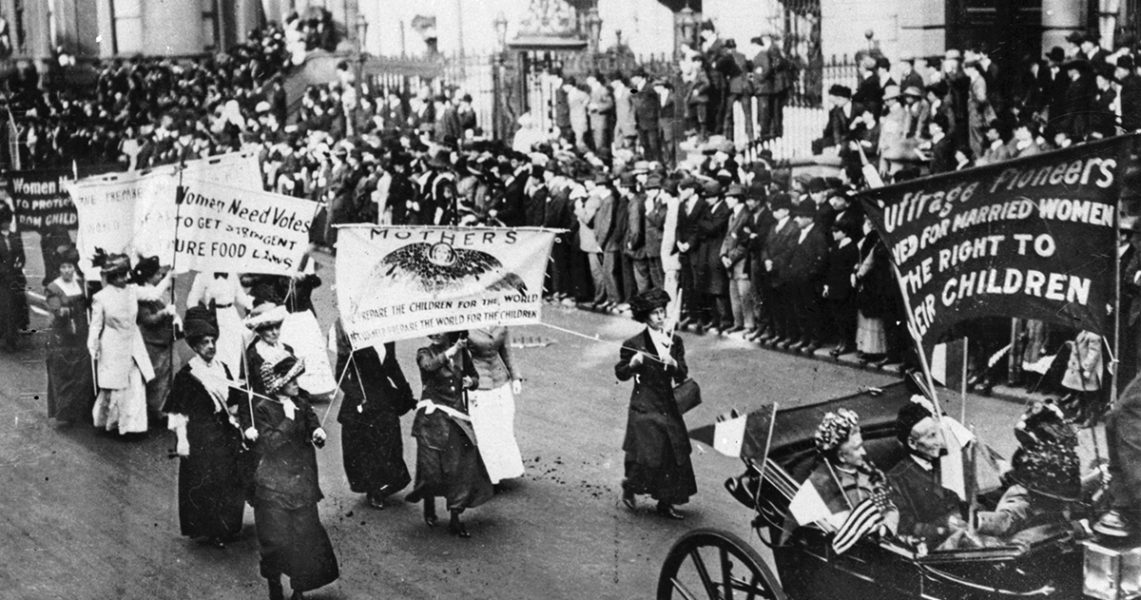 Suffragetter demonstrerar framför Vita huset i Washington DC för rösträtt och andra rättigheter våren 1917.