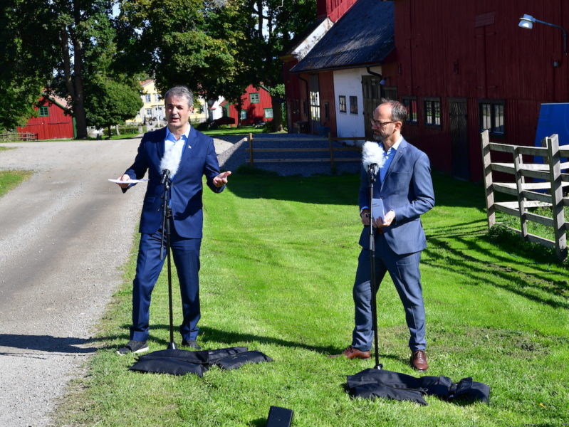Näringsminister Ibrahim Baylan och infrastrukturminister Tomas Eneroth presenterar budgetnyheter vid en pressträff på Bjelkesta gård, Örsundsbro.