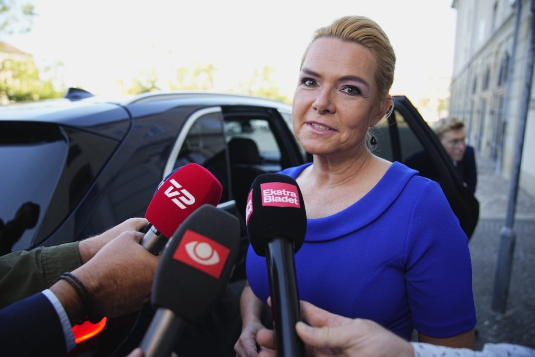 Den tidigare migrationsministern Inger Støjberg möter journalister innan hon går in i Eigtveds Pakhus där riksrätten kommer att hålla sina förhandlingar.