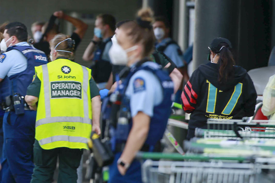 Polis och ambulanspersonal på plats utanför köpcentret i Auckland där gärningsmannen gick till attack.