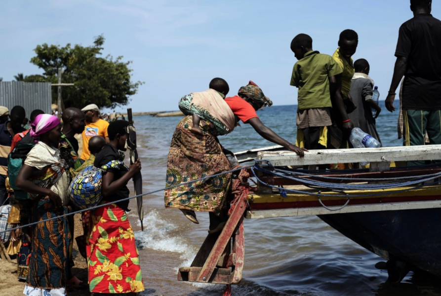 Burundiska flyktingar vid Tanganyikasjön.