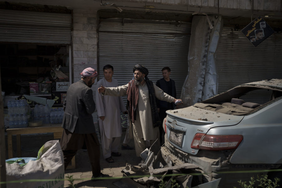 Talibaner och boende som samlats på platsen efter explosionen.