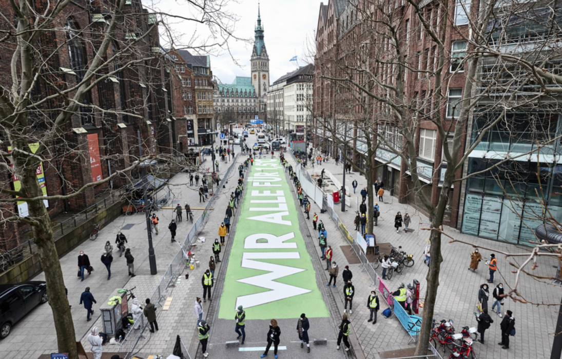 Tyska Fridays for future-aktivister vid en manifestation i Hamburg i våras.