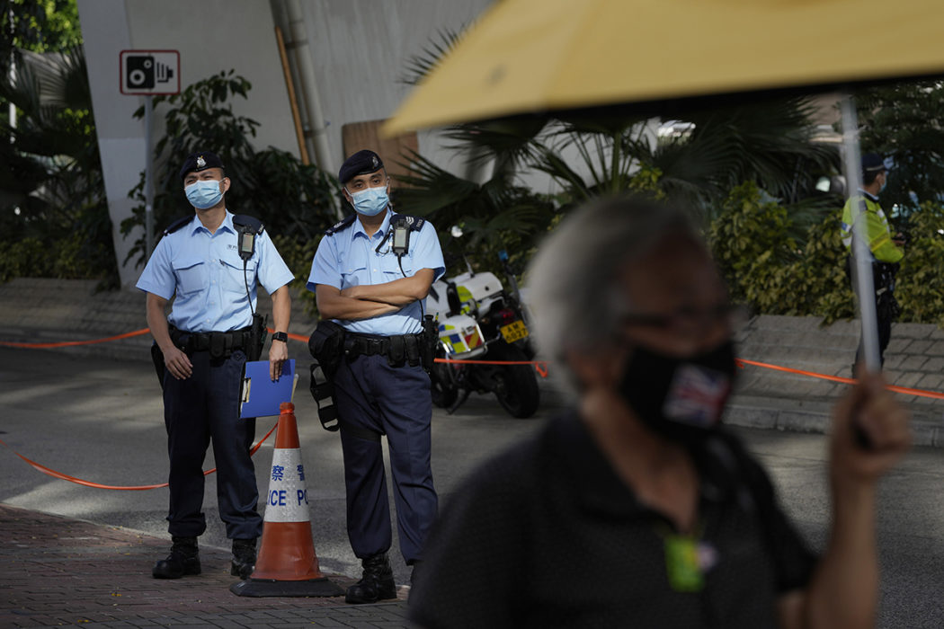 Kinesiska myndigheter försöker rensa Hongkong.