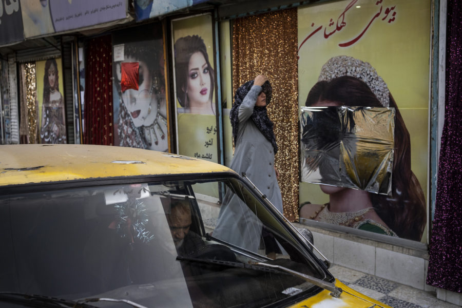 Sedan talibanerna tog kontroll över Kabul har flera bilder på kvinnor vid skönhetssalonger blivit övertäckte eller nedtagna.