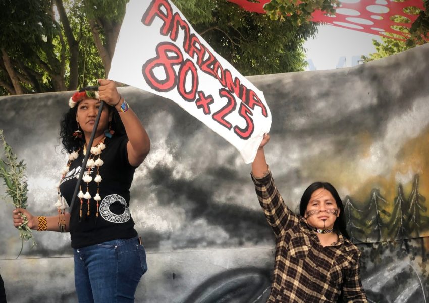 Claudette Labonté och Nadino Calapucha, representanter för urfolk i Amazonas protesterar för urfolks ökade rättigheter i Marseille i början av september.