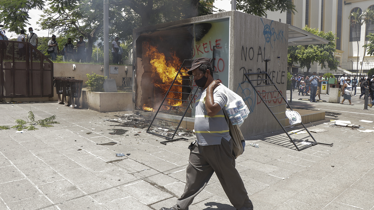 En bankomat som växlar kontanter mot Bitcoin står i lågor efter en protest mot president Nayib Bukele i San Salvador, El Salvador.