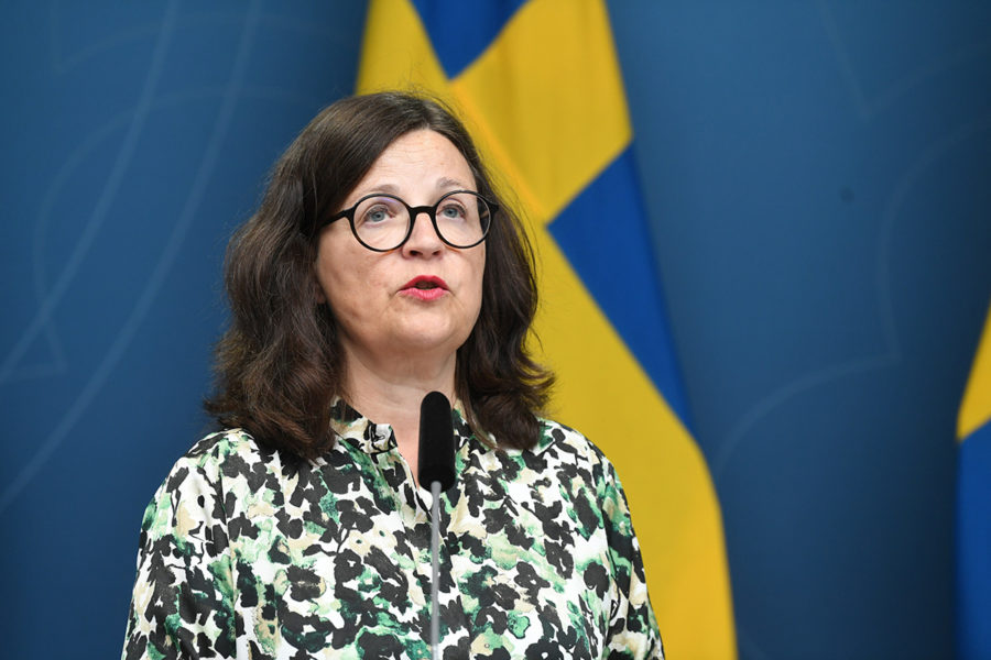Utbildningsminister Anna Ekström presenterar budgetnyheter på en pressträff där även högskole- och forskningsminister Matilda Ernkrans deltar.