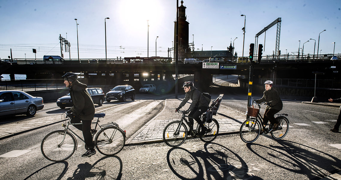 Det skulle kunna bli både säkrare och enklare att cykla i Stockholm.