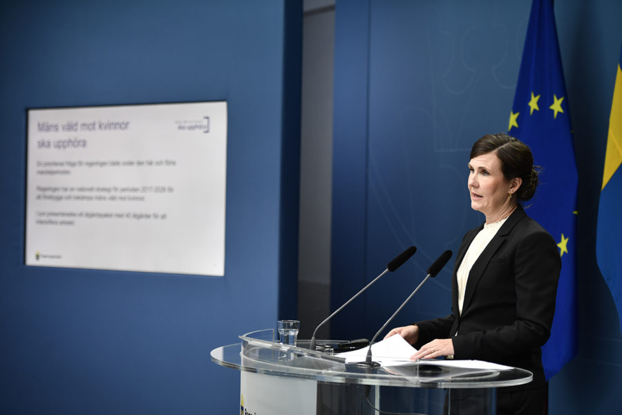 Jämställdhetsminister Märta Stenevi (MP) presenterade regeringens satsning på att stoppa våld i nära relationer.