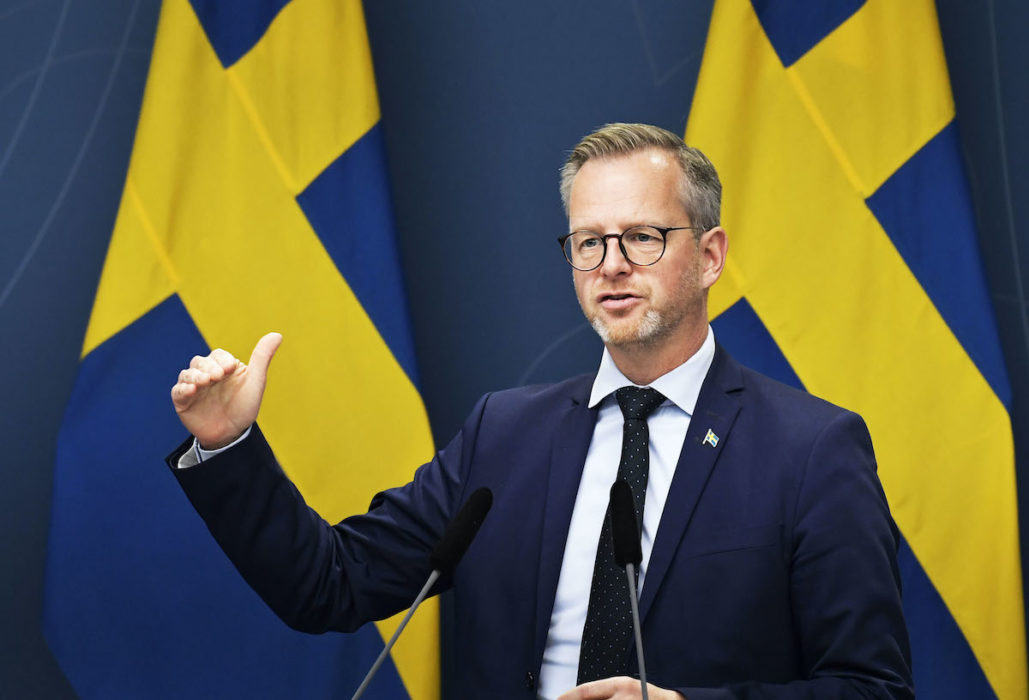 "Magdalena Andersson är rätt kvinna", säger inrikesminister Mikael Damberg och sällar sig till flera tunga S-politiker och S-distrikt som nu ställts sig bakom att finansministern väljs till partiledare.