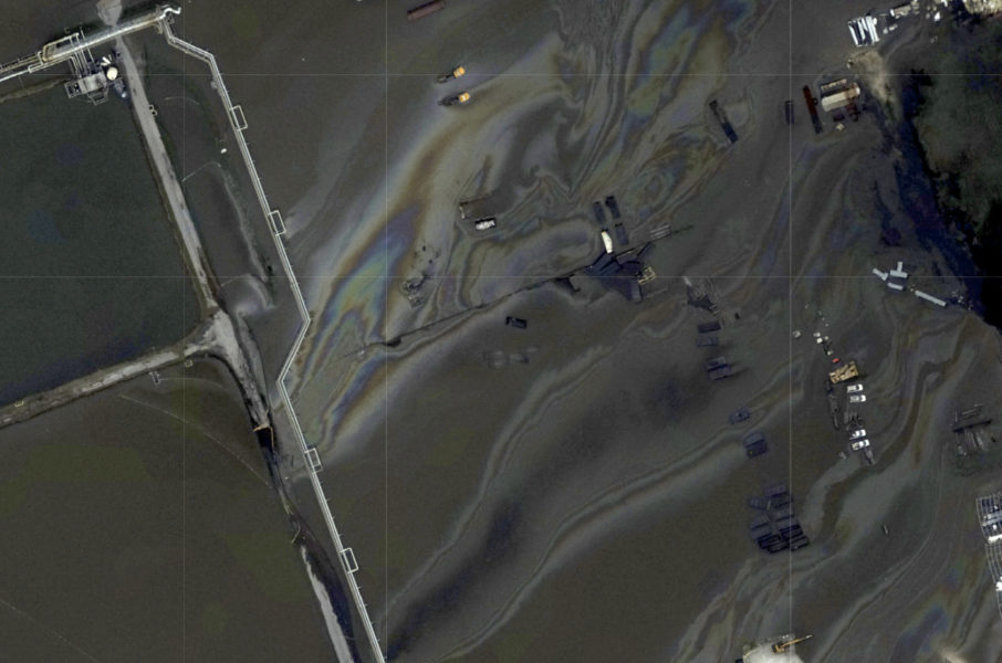 Satellitbild över Phillips 66 Alliance Refinery i Louisiana i tisdags, där delar av oljeutsläppet synts.
