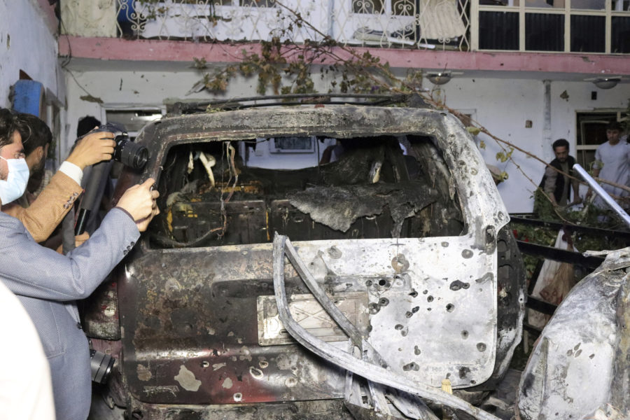 Afghanska journalister dokumenterar vraket av bilen som blev föremål för den amerikanska drönarattacken den 29 augusti.
