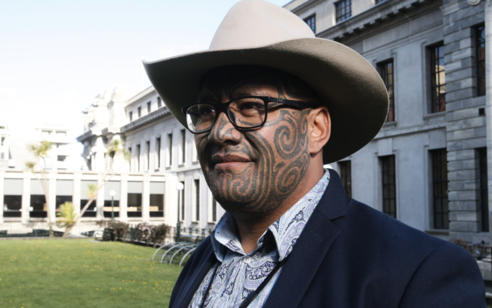 En av maoripartiets två ledare, Rawiri Waititi, utanför Nya Zeelands parlament.