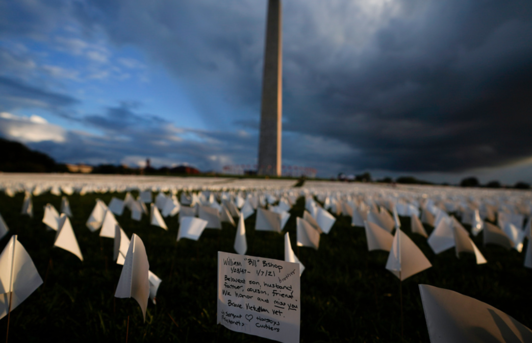 Över 630 000 vita flaggor har placerats ut vid Washingtonmonumentet i Washington DC för att hedra offren för covid-19 i USA.