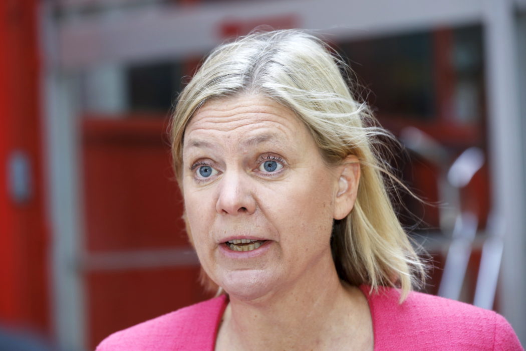 Finansminister Magdalena Andersson (S) menar att den nya bankskatten kan ha positiva fördelar för ekonomin.