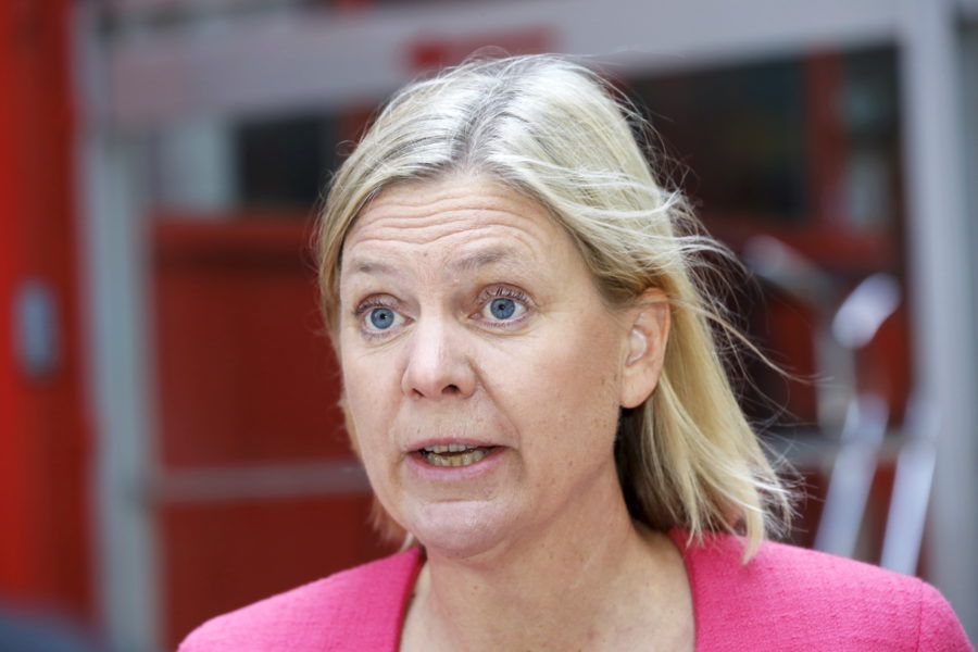 Finansminister Magdalena Andersson (S) menar att den nya bankskatten kan ha positiva fördelar för ekonomin.