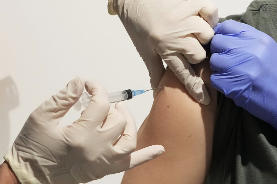 Vaccin bör i första hand ges till dem som är helt ovaccinerade mot covid-19, snarare än att det används för en tredje dos, menar forskare.
