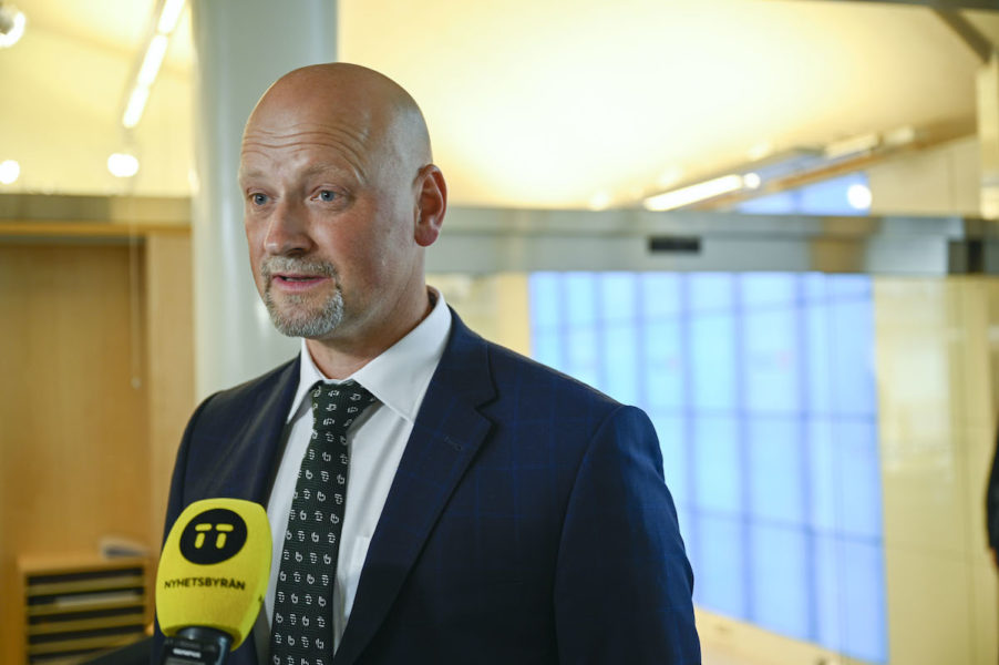 Centerns försvarspolitiske talesperson Daniel Bäckström (C) anser att regeringen går för långt med de nya lagförslagen om FRA.