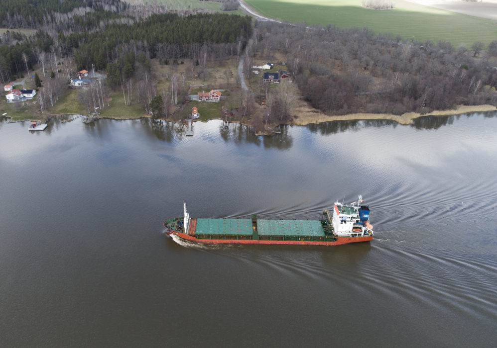 Ett fraktfartyg utanför Enköping.