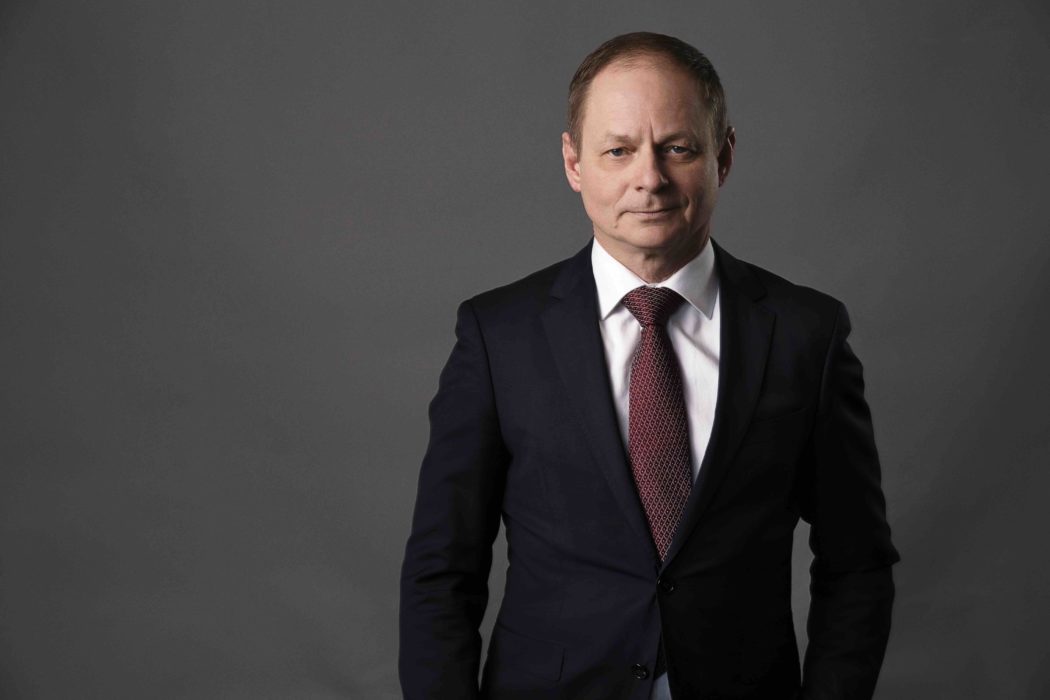 Efter många år som säkerhetskonsult inom data har André Catry skrivit en fiktiv roman där han använder erfarenheterna från sitt yrkesliv för att skapa spänning.