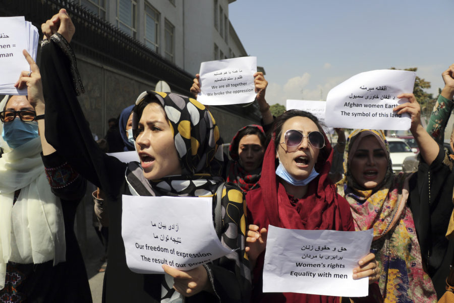 Kvinnor i Kabul som demonstrerar mot talibanstyret.