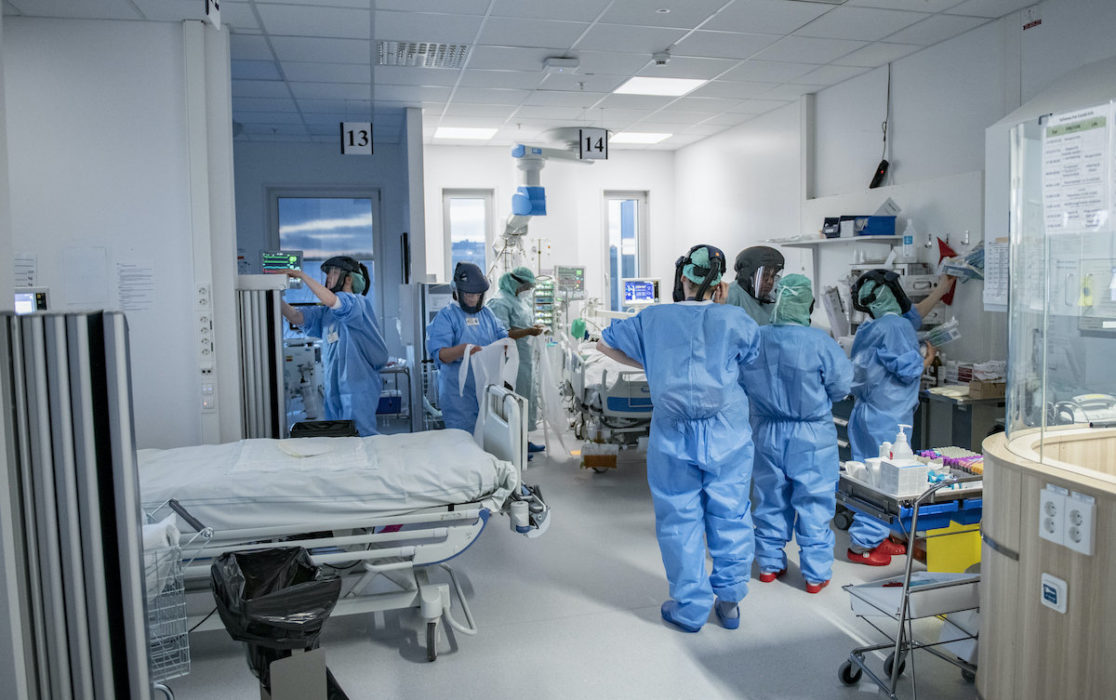 Antalet patienter med covid-19 på intensivvårdsavdelningarna har stigit och läkare tror att en öppning av samhället kommer att öka pressen på vården.