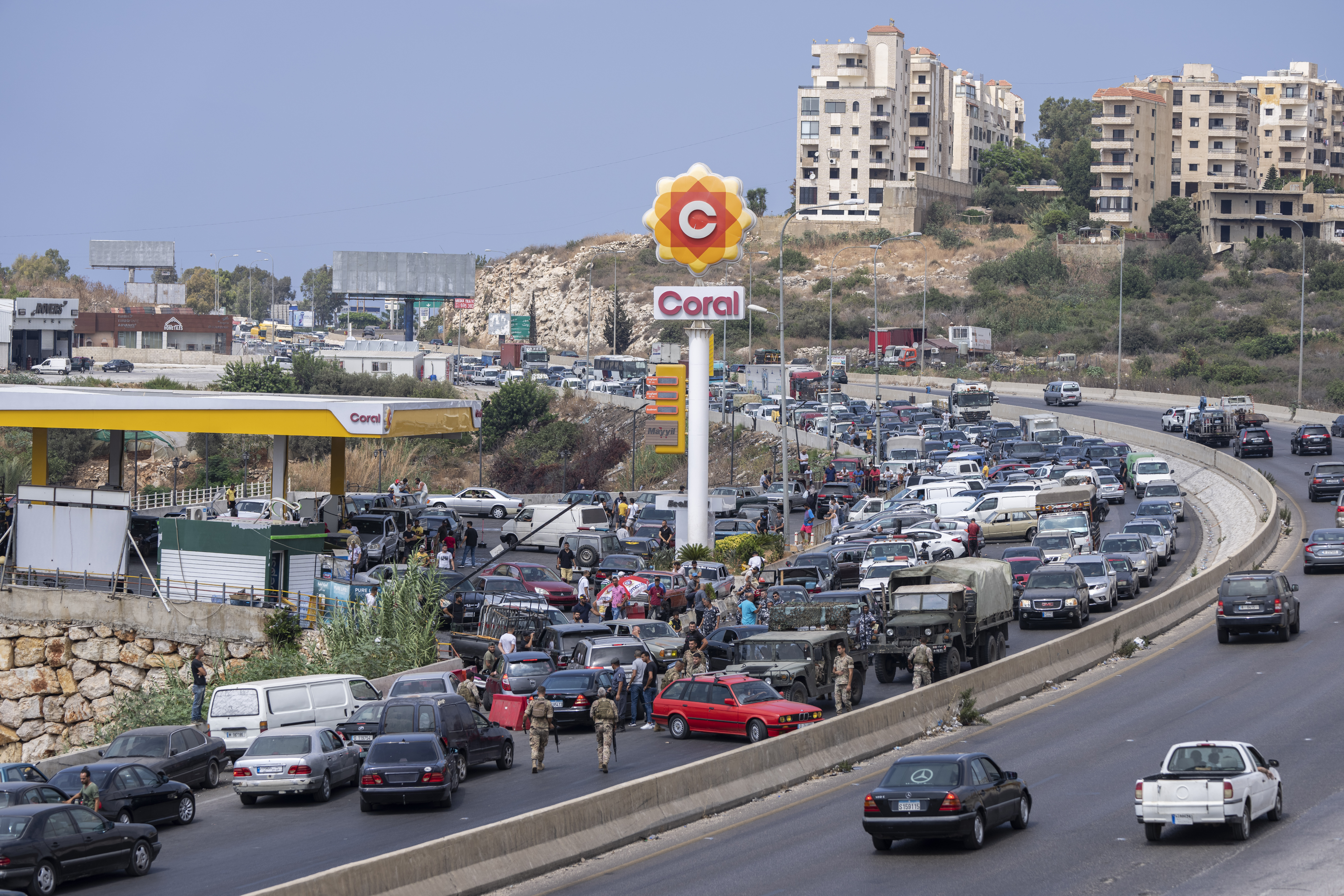 En kris i krisen i Libanon handlar om brist på bränsle, det har blivit allt svårare att tanka sin bil eller att resa runt i landet.