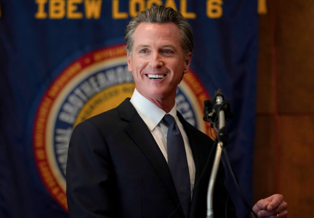 Kaliforniens guvernör Gavin Newsom, här under ett kampanjmöte under tisdagen, ser ut att få sitta kvar.