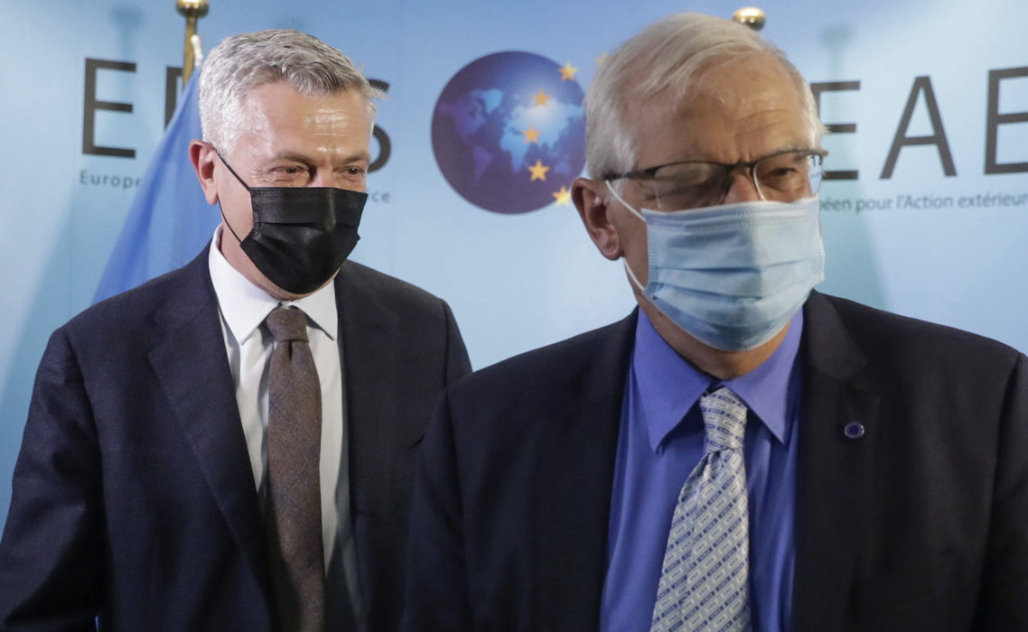 FN:s flyktingkommissarie Filippo Grandi (till vänster) med EU:s utrikeschef Josep Borrell vid ett möte i maj.