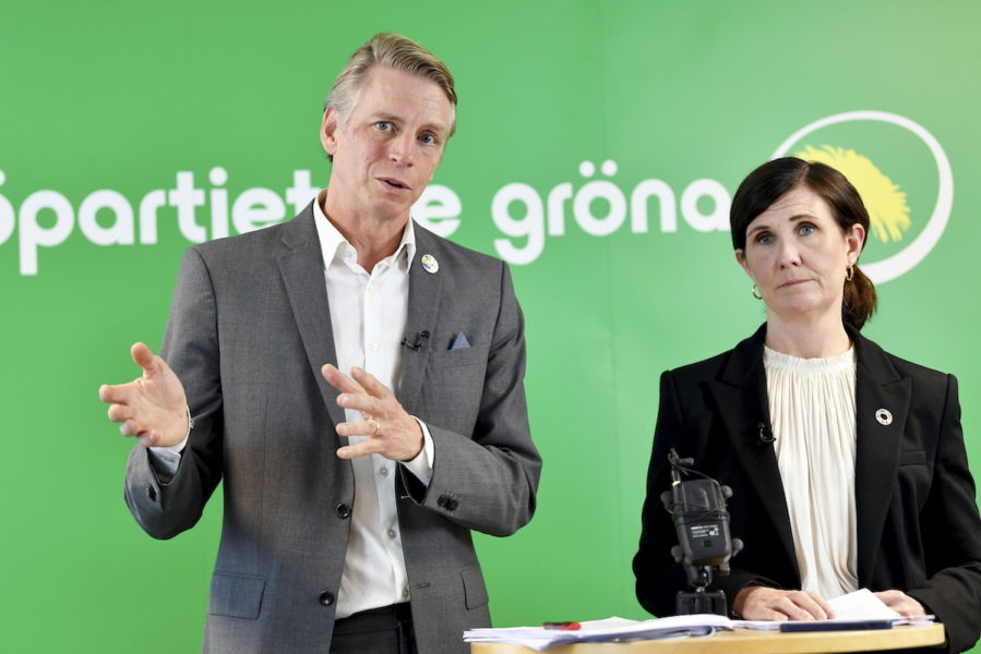 Miljöpartiets språkrör Per Bolund och Märta Stenevi har gått ut i en debattartikel om att de anser att nivåerna på bidrag och ersättningar bör höjas i takt med lönerna.