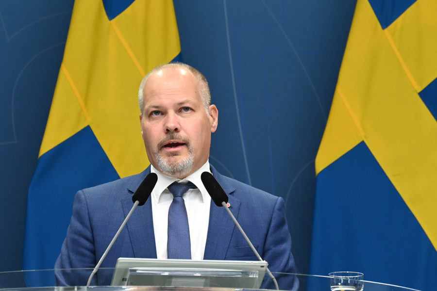 Justitie- och migrationsminister Morgan Johansson (S) tycker att Sverige sticker ut när det gäller regeringens befogenheter.