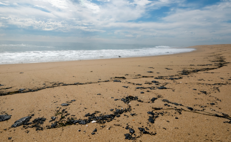 Olja har spolats upp på en strand i Newport Beach i Kalifornien, USA.