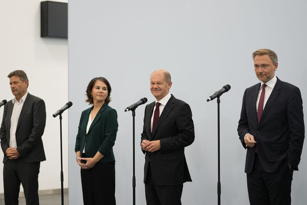 De grönas språkrör Robert Habeck och Annalena Baerbock (till vänster), Socialdemokraternas kanslerkandidat Olaf Scholz (mitten) och liberala FDP:s ledare Christian Lindner (till höger) efter fredagens samtal i Berlin.