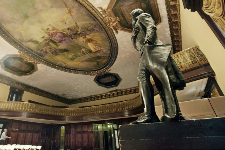 En staty som föreställer Thomas Jefferson, president och slavägare, förs bort från stadshuset City hall i New York.