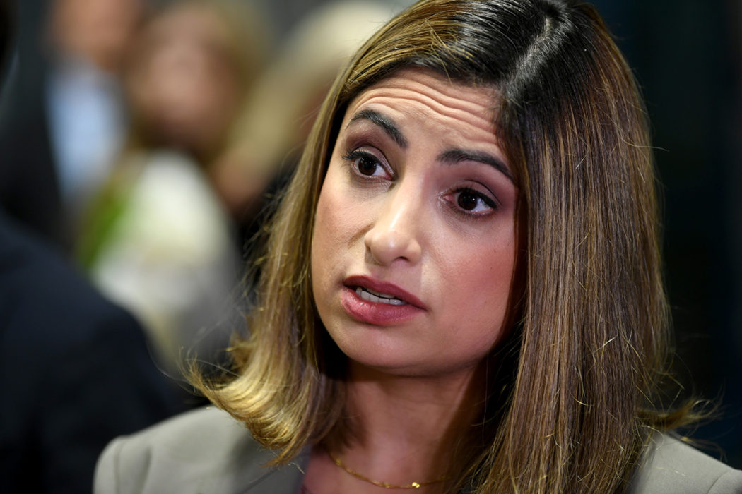 Vänsterpartiets partiledare Nooshi Dadgostar (V) vill att regeringen skjuter upp ändringarna av arbetsrätten.