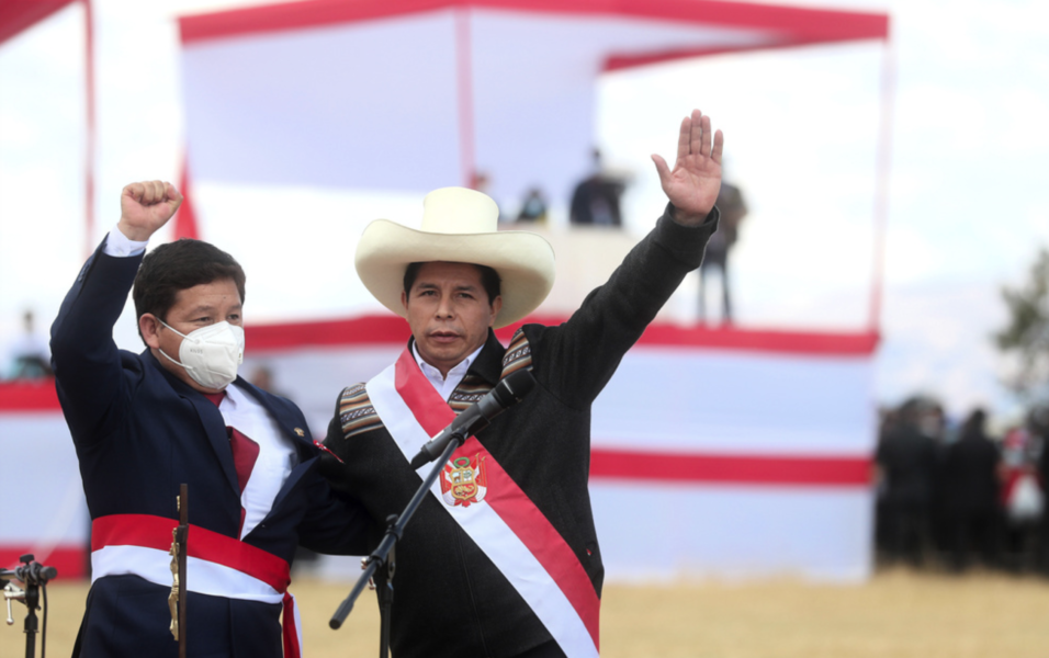 Perus president Pedro Castillo (till höger) och hans tidigare premiärminister Guido Bellido.