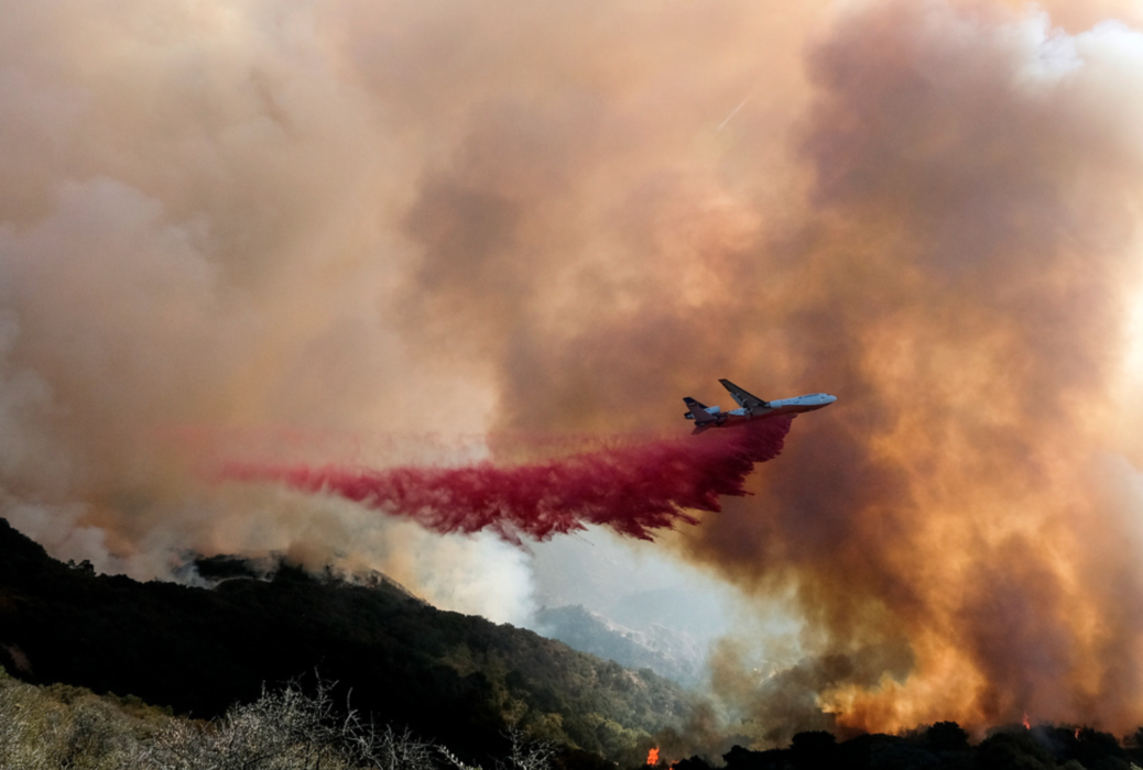 Ett brandbekämpningsflyg släpper sin last över Alisalbranden i Kalifornien.