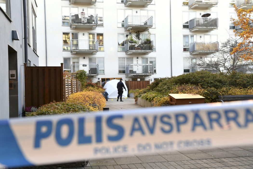 Rapparen Einár sköts till döds med flera skott på en innergård i Hammarby sjöstad i Stockholm sen torsdag kväll.